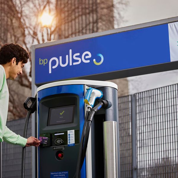 man using contactless to pay for bp pulse fast charger